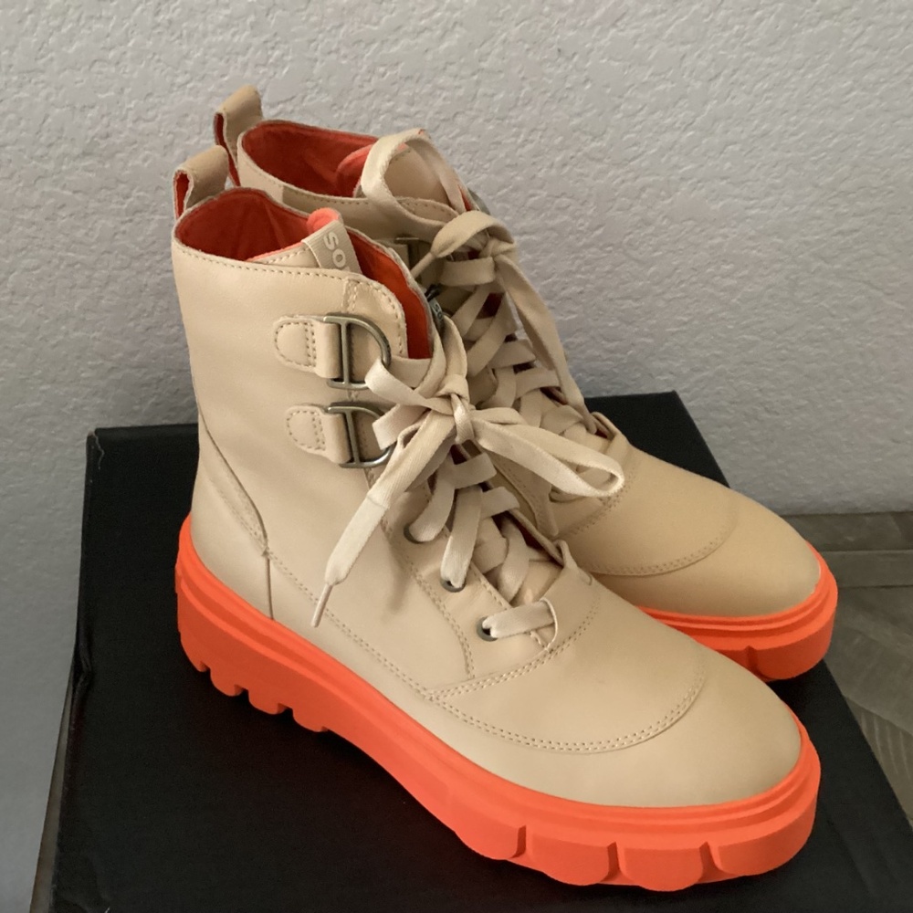 SOREL Caribou X Waterproof Leather Lace-Up Boot (Women), size 8.5 - Picture 9 of 11